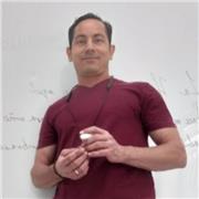 Profesor titulado para la enseñanza del idioma español, con 2 años de experiencia,  imparto clases de forma presencial y on-line.